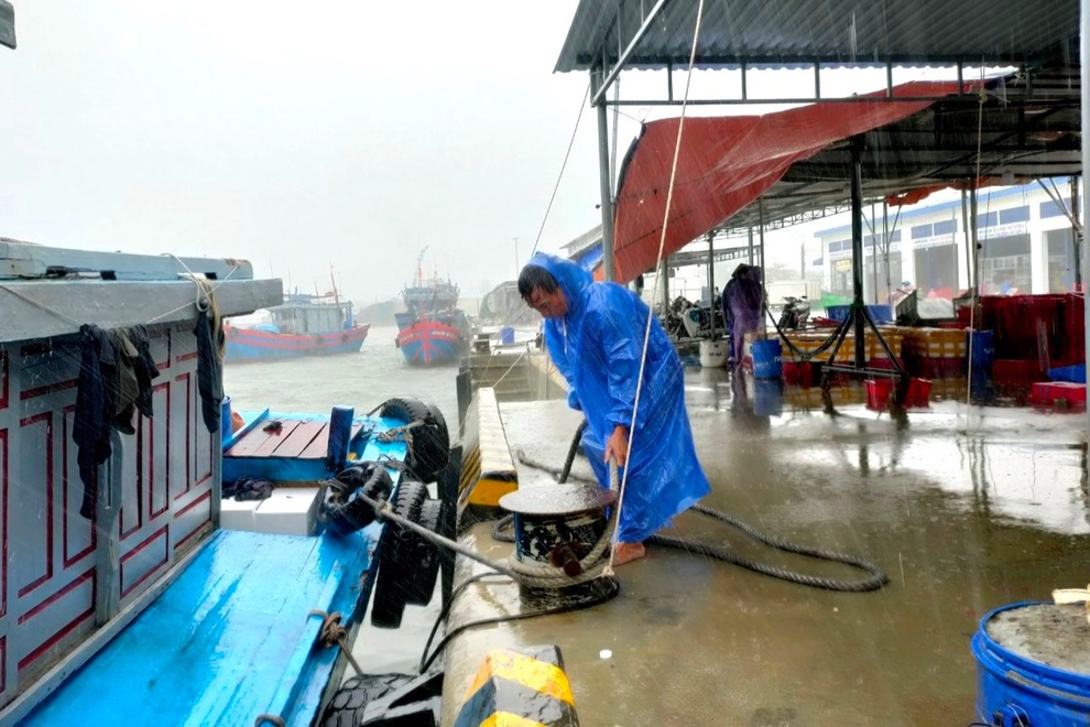 Phố cổ Hội An chằng chống di tích, Quảng Ngãi yêu cầu dân ở nhà tránh bão - 4 Phố cổ Hội An chằng chống di tích, Quảng Ngãi yêu cầu dân ở nhà tránh bão - 4