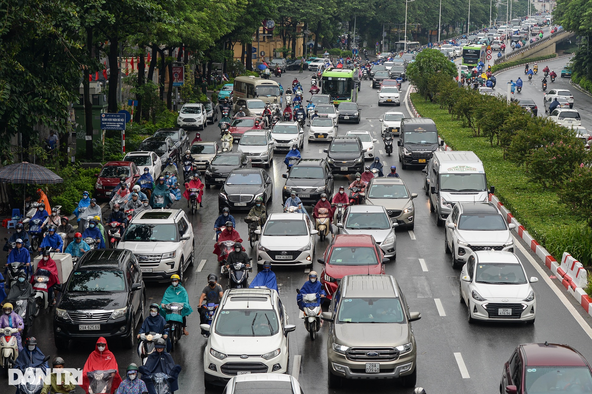 Hà Nội ùn tắc nhiều tuyến phố buổi sáng đầu tuần - 2 Hà Nội ùn tắc nhiều tuyến phố buổi sáng đầu tuần - 2