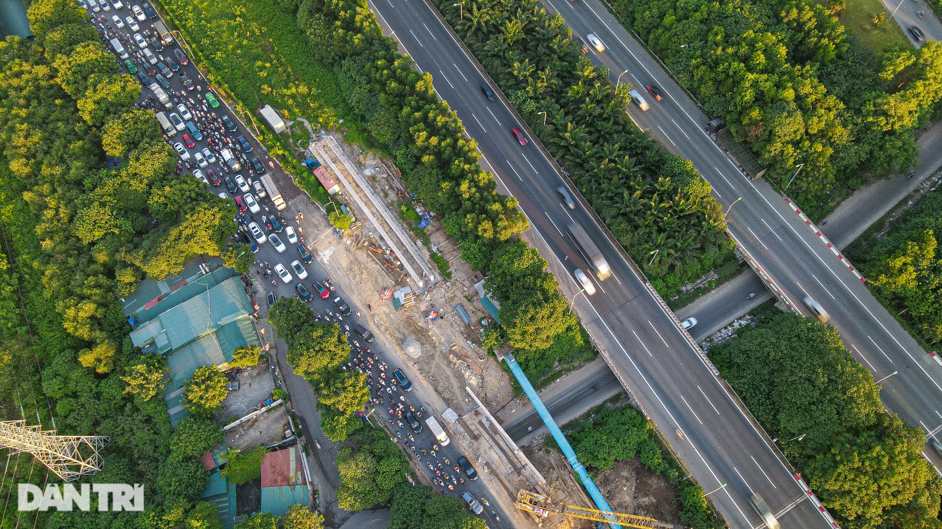 Đường gom Đại lộ Thăng Long thành con đường đau khổ vì ùn tắc triền miên - 9 Đường gom Đại lộ Thăng Long thành con đường đau khổ vì ùn tắc triền miên - 9