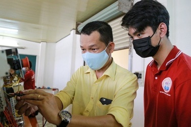 Hai nút thắt trọng yếu của nhân lực TPHCM