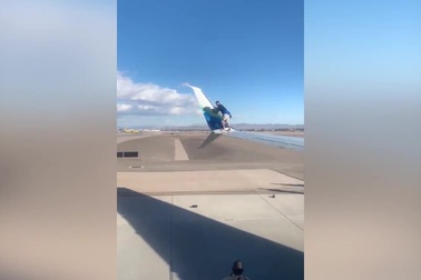 Khó hiểu người đàn ông trèo lên ôm cánh máy bay trước khi cất cánh