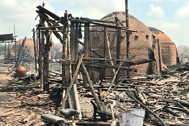 Nhiều căn nhà bị thiêu rụi trong đám cháy kéo dài suốt 5 tiếng