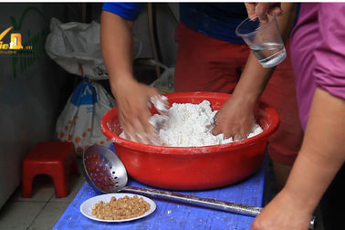 Tết Hàn thực: Bán hết cả tạ bột nếp, lãi tiền triệu một ngày