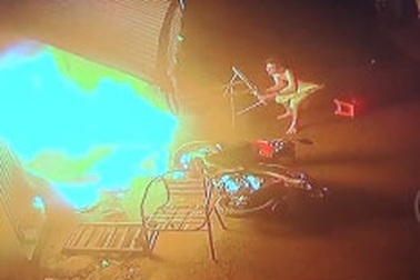 Cháy nhà 2 bà cháu tử vong: Bà lao vào tìm cháu dưới gầm giường!