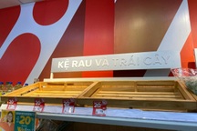 Mưa ngập sâu ở Hà Nội, nhiều siêu thị cháy hàng rau xanh