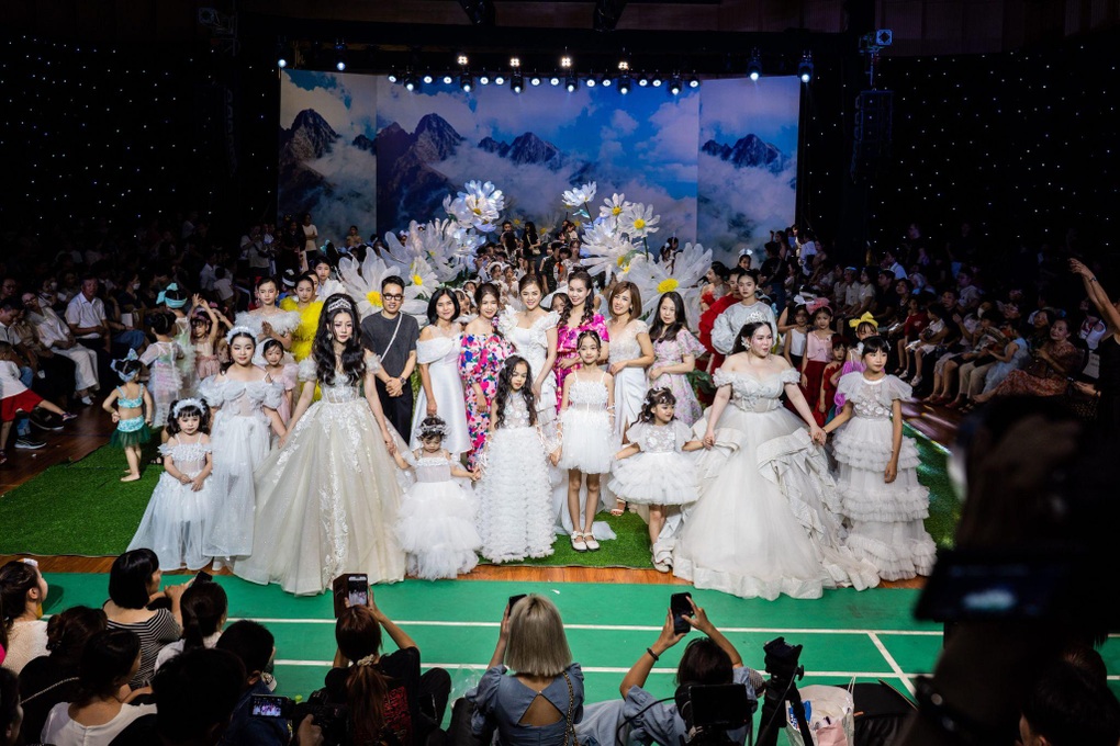 Thu Quỳnh, Thanh Hương hội tụ tại Vietnam Kids Fashion Week 2023 - 1 Thu Quỳnh, Thanh Hương hội tụ tại Vietnam Kids Fashion Week 2023 - 1