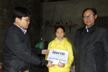 Mang Tết đến với người mẹ nghèo trọng bệnh nuôi 3 con ăn học