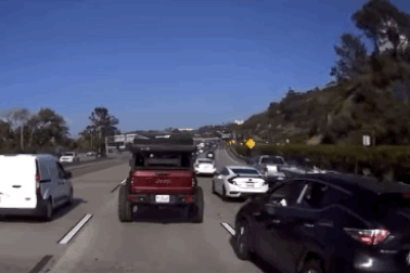 Chiếc SUV lật nhào sau khi đâm vào bánh sau xe Jeep