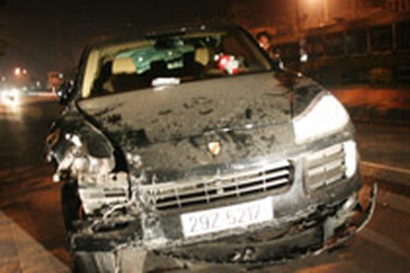 Xe bạc tỷ gây tai nạn kinh hoàng trên đường Yên Phụ 