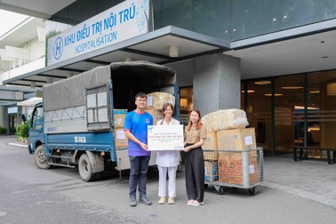 Bệnh viện Việt Pháp Hà Nội tặng quà cho học sinh tỉnh Yên Bái