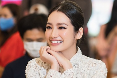 Hoa hậu Trúc Diễm diện áo dài trắng gây thương nhớ