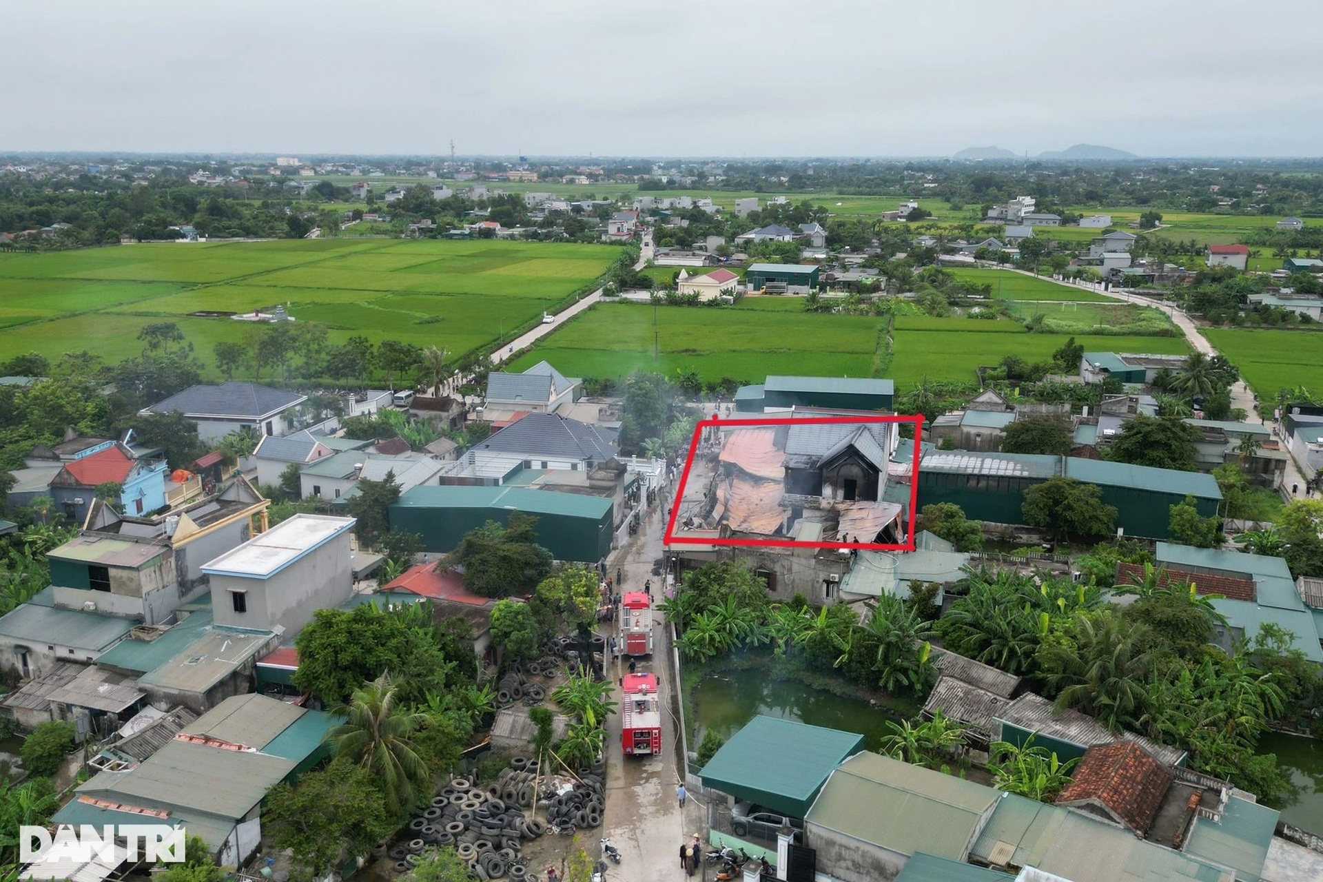 Hiện trường vụ cháy xưởng chăn đệm khiến nữ sinh viên tử vong - 2 Hiện trường vụ cháy xưởng chăn đệm khiến nữ sinh viên tử vong - 2