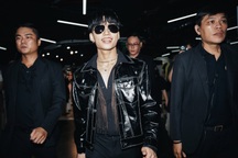 MONO diện áo xuyên thấu xuất hiện khiến fan "phát cuồng"