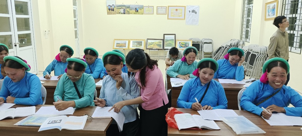 Lớp học giữa rừng đêm của bà con dân tộc ở Bình Liêu - 4 Lớp học giữa rừng đêm của bà con dân tộc ở Bình Liêu - 4