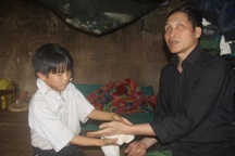 Bố ung thư, ông bị mù, ba đứa trẻ mơ một bữa cơm có thịt