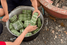 2.000 chiếc bánh chưng nóng hổi đến tay lao động nghèo