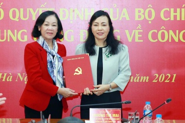 Bà Nguyễn Thị Kim Tiến nhận quyết định nghỉ hưu