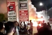 Xe tiền tỷ mới mua bốc cháy dữ dội, lửa lan sang thiêu rụi kho phế liệu