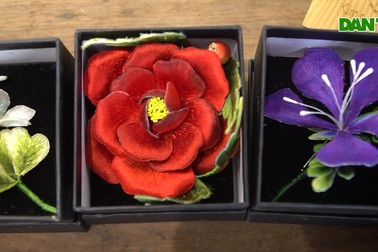 Cô gái trẻ kiếm vài chục triệu đồng mỗi tháng nhờ thêu tranh trên lá