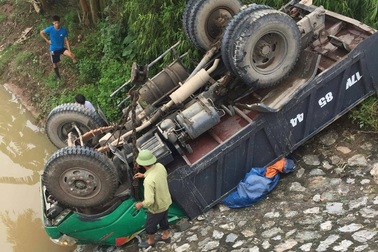 Xe tải lật ngửa dưới kè đá, 4 người thương vong