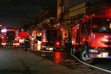 Tiểu thương hoảng loạn vì đám cháy sát chợ Phú Nhuận