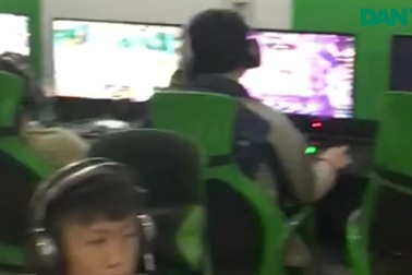 Hơn 50 game thủ say sưa chơi trong quán net chưa được phép mở