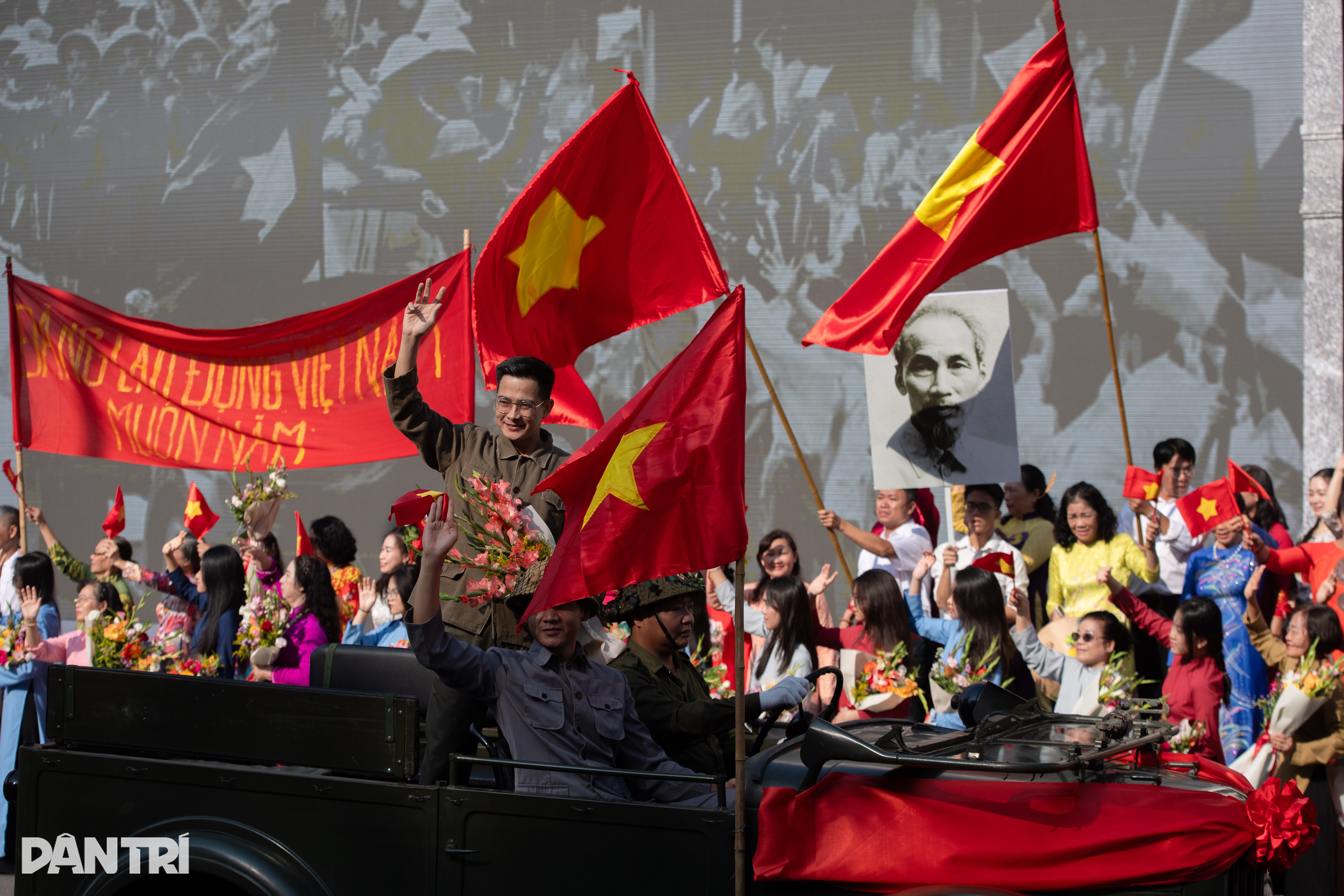 A atmosfera heroica recria o exército marchando para tomar a capital em 1954 - 8 Không khí hào hùng tái hiện đoàn quân tiến về tiếp quản Thủ đô năm 1954 - 8