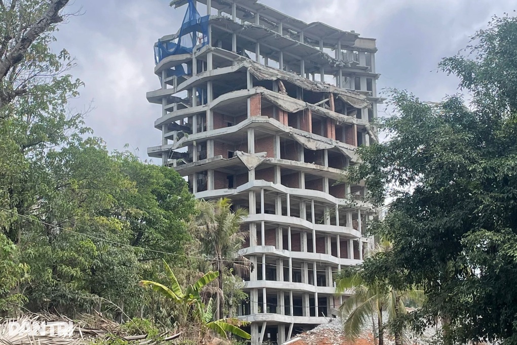 Hiện trạng khách sạn 12 tầng buộc phải tháo dỡ hoàn toàn ở Phú Quốc - 1 Hiện trạng khách sạn 12 tầng buộc phải tháo dỡ hoàn toàn ở Phú Quốc - 1