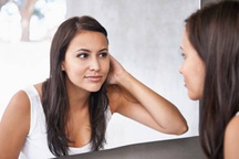 Trời nắng nóng, ra đường mặc quần ngắn, áo cộc bị người yêu bảo "như ca-ve"