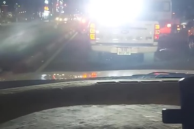 Xe bán tải gắn đèn pha ở phía sau gây lóa mắt người đi đường