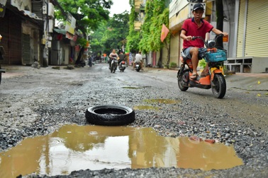 Hà Nội: Người dân khổ sở “vượt chướng ngại vật” trên đường Thanh Bình