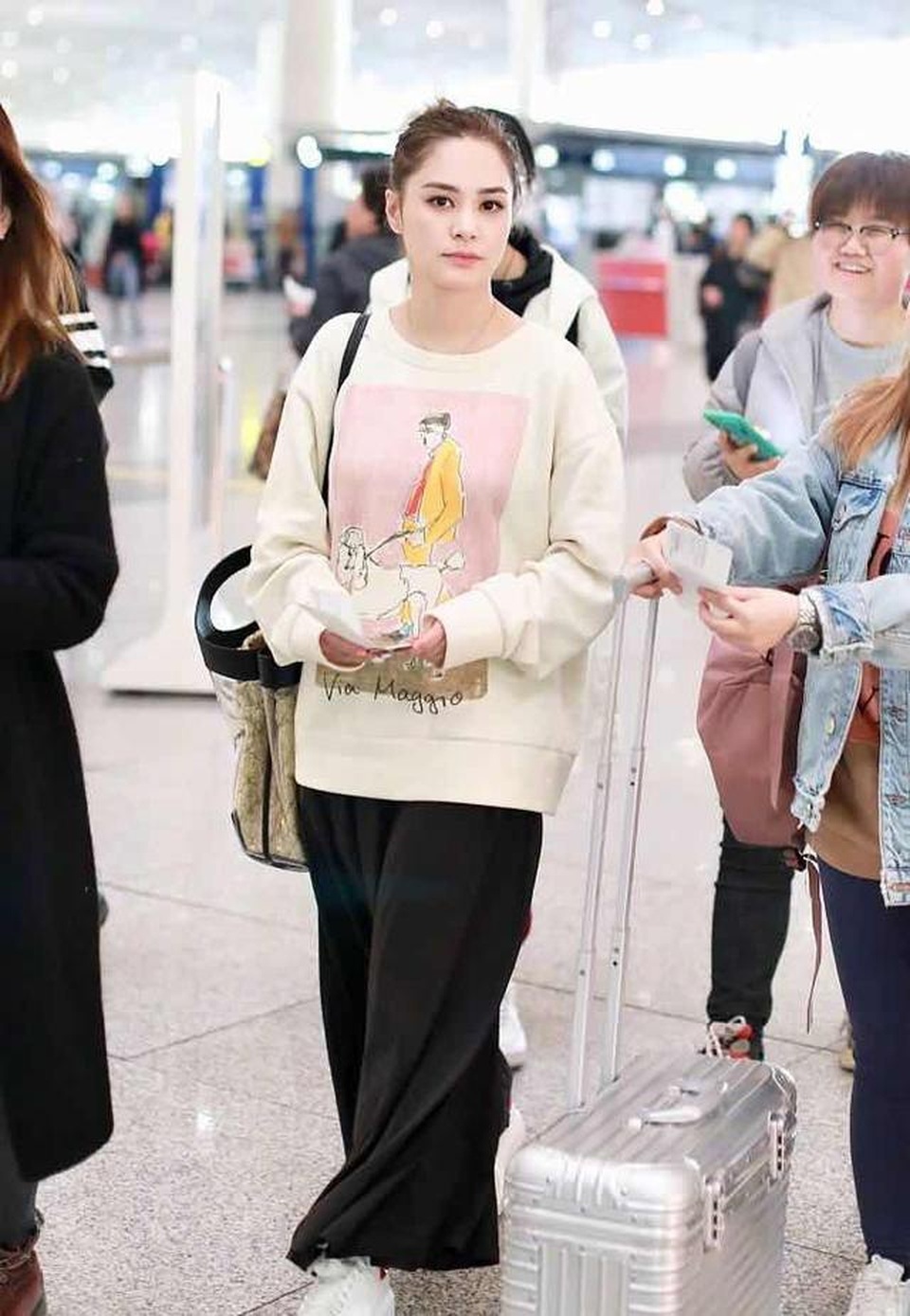 Chung Hân Đồng trở lại làm việc sau thông báo ly hôn gây sốc - 4 Chung Hân Đồng trở lại làm việc sau thông báo ly hôn gây sốc - 4