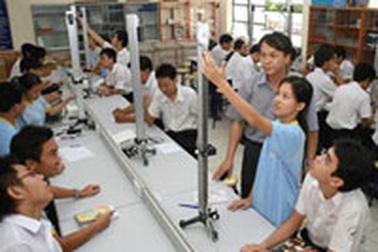 Học sinh đang học thí nghiệm vật lý thời... trung cổ 