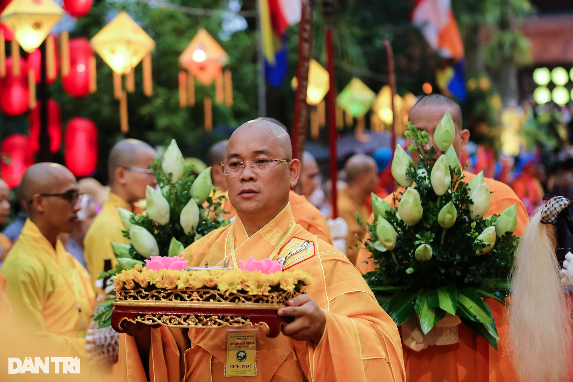 Đội mưa dự lễ rước Phật ở Cố đô Huế - 4 Đội mưa dự lễ rước Phật ở Cố đô Huế - 4