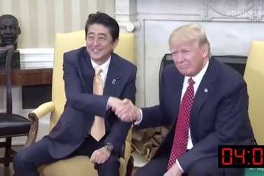 Cái bắt tay “lạ” giữa Tổng thống Mỹ Donald Trump và Thủ tướng Nhật Bản Shizo Abe