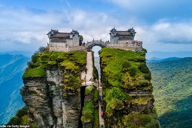 Ngôi đền đôi kỳ lạ nằm trên đỉnh núi cao 2.300 mét so với mực nước biển