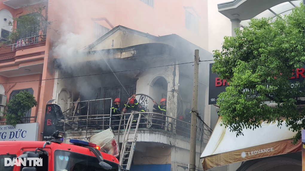 Cháy cửa hàng bán đồ điện, nhiều người tháo chạy - 1 Cháy cửa hàng bán đồ điện, nhiều người tháo chạy - 1