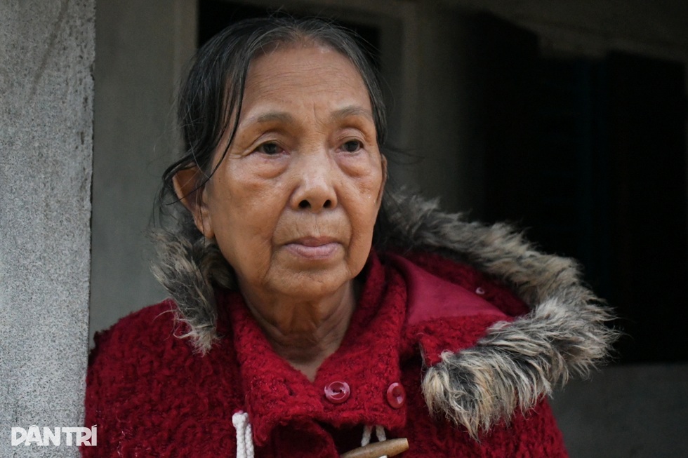 Bà cụ 74 tuổi kể chuyện hai lần dỡ mái ngói kêu cứu trong đêm lũ dữ - 1