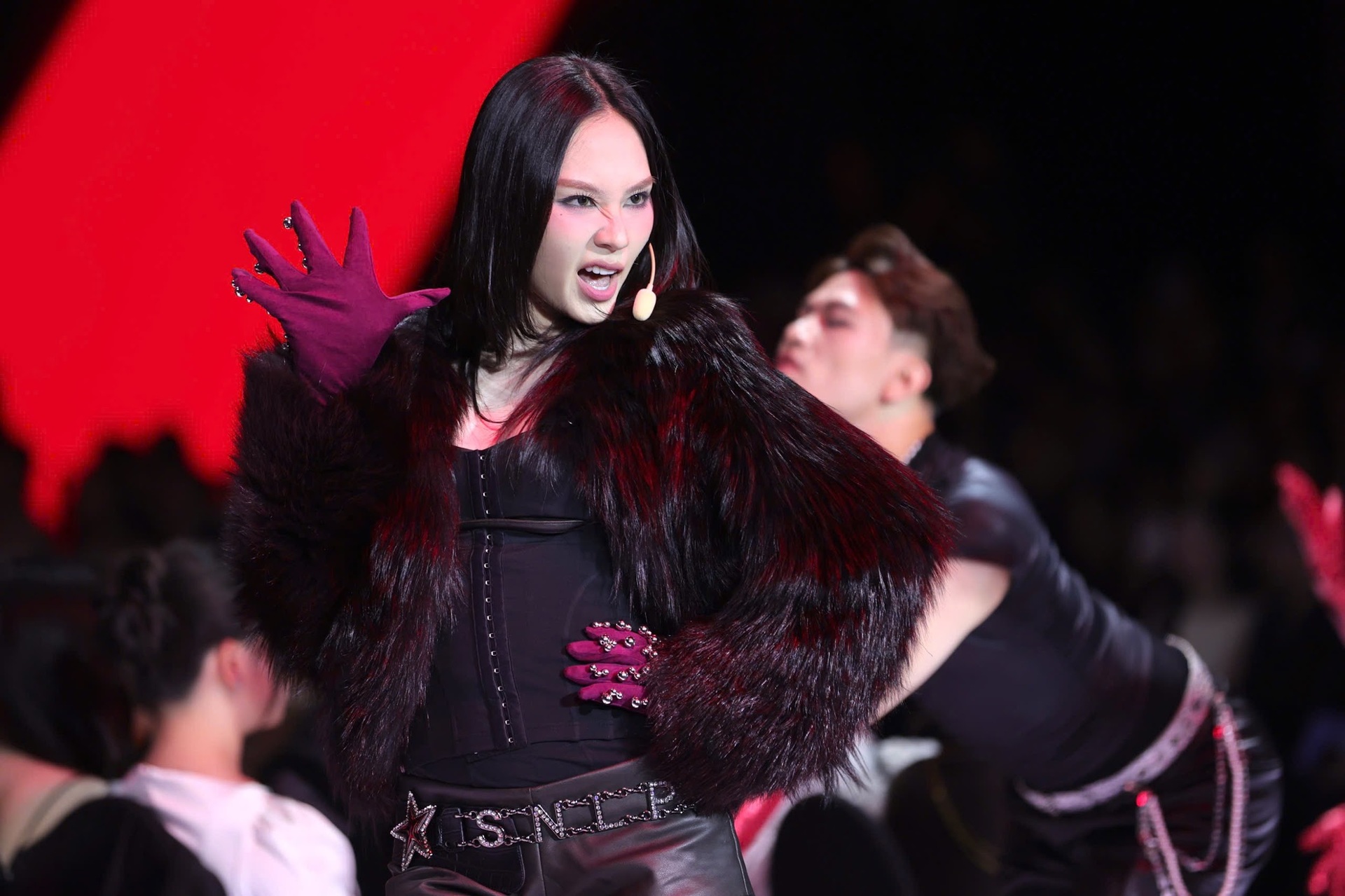 Hoa hậu Mai Phương lột xác trở thành ca sĩ, diễn vũ đạo bốc lửa - 3 Hoa hậu Mai Phương lột xác trở thành ca sĩ, diễn vũ đạo bốc lửa - 3