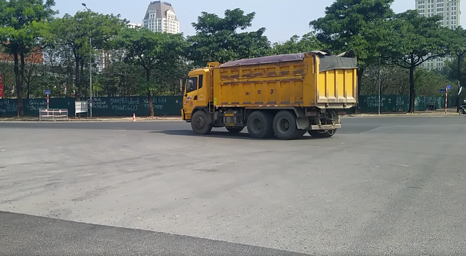 Bất chấp lệnh cấm nhiều xe tải hạng nặng vẫn ngạo nghễ vào đường đua F1 - 8 Bất chấp lệnh cấm nhiều xe tải hạng nặng vẫn ngạo nghễ vào đường đua F1 - 8