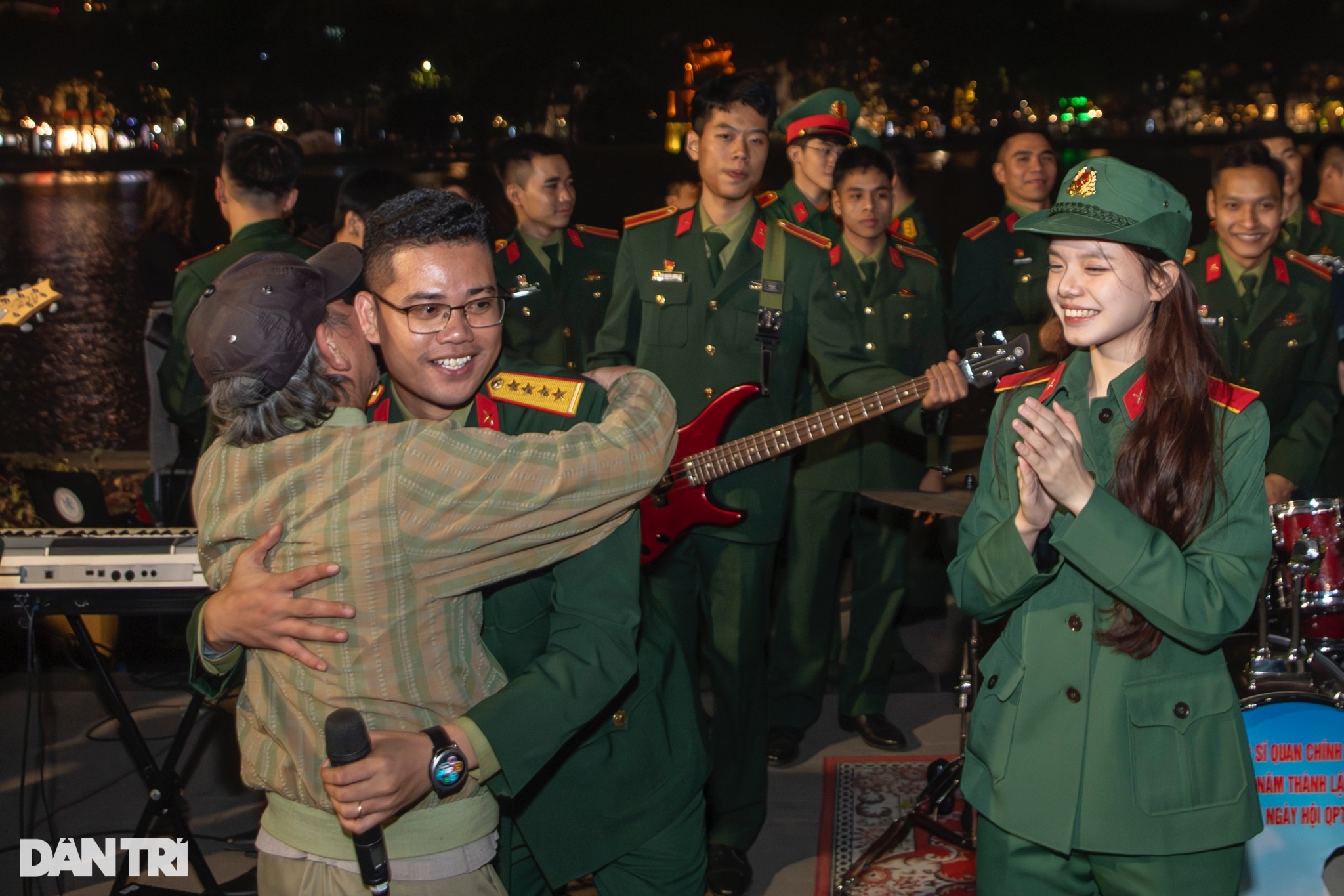 Người dân giao lưu biểu diễn sôi nổi cùng hàng trăm chiến sĩ trên phố đi bộ - 12