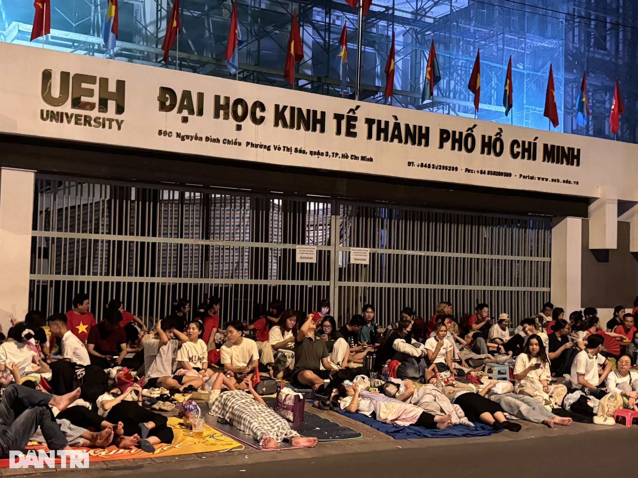 Muôn kiểu chờ xem diễu binh 30/4: Dựng lều, đắp chăn ngủ giữ chỗ - 3 Muôn kiểu chờ xem diễu binh 30/4: Dựng lều, đắp chăn ngủ giữ chỗ - 3