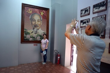 Hình ảnh Bác Hồ tại nơi Người ra đi tìm đường cứu nước 105 năm trước