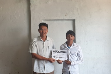 Bạn đọc giúp nam sinh mồ côi mẹ gần 75 triệu đồng