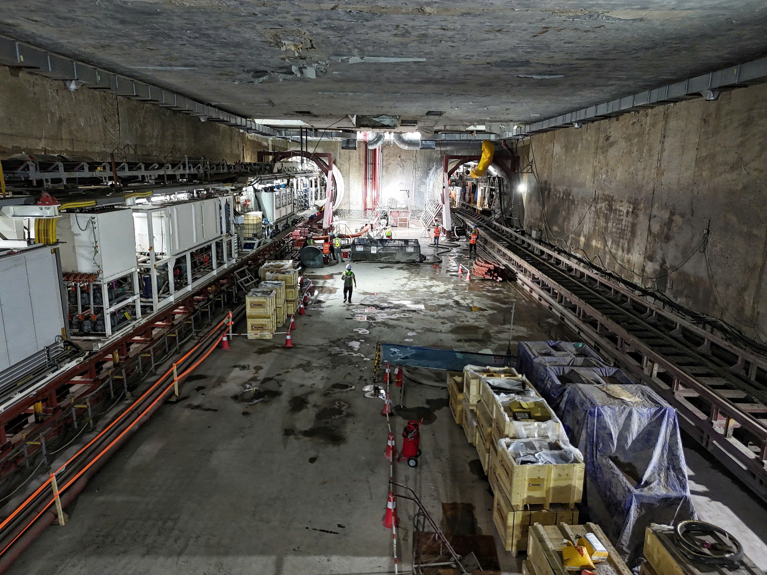 View - Cận cảnh máy đào hầm metro xuyên dưới lòng phố Kim Mã | Báo Dân trí