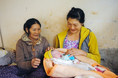 Sản phụ đẻ rơi trong nhà vệ sinh chợ huyện