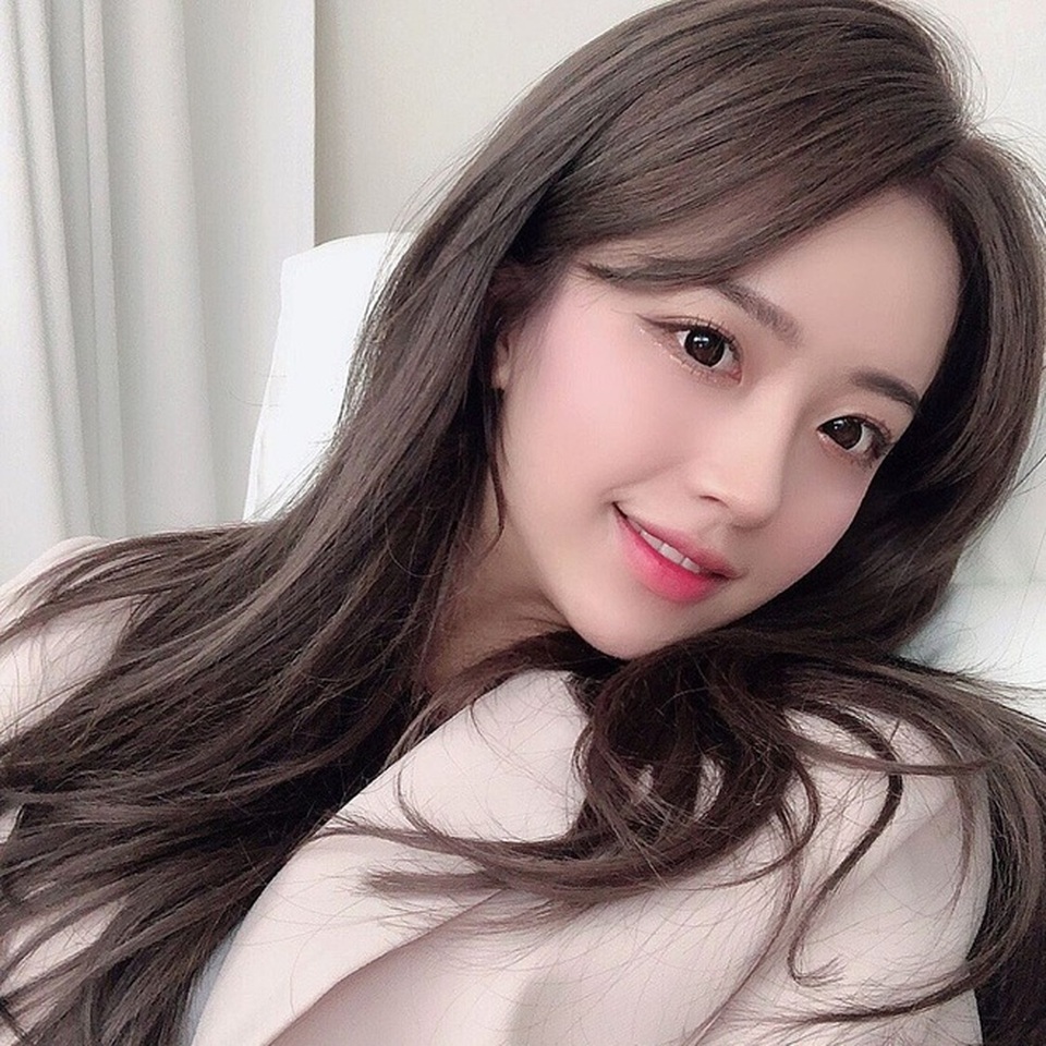 Ngồi livestream cảnh buộc tóc, hot girl kiếm được hơn 8 tỷ đồng - 1 Ngồi livestream cảnh buộc tóc, hot girl kiếm được hơn 8 tỷ đồng - 1