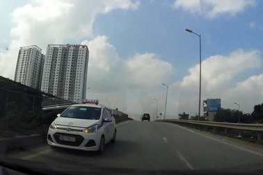 Hà Nội: Taxi chạy ngược chiều trên đường lớn