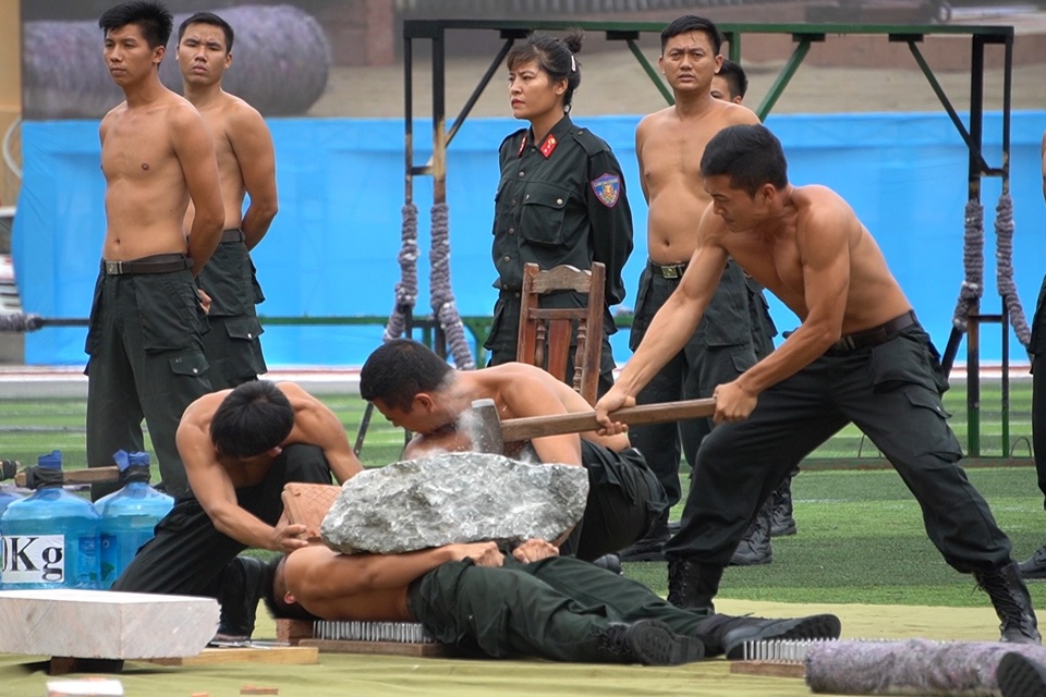 Mãn nhãn với màn biểu diễn khí công điêu luyện của cảnh sát đặc nhiệm - 6 Mãn nhãn với màn biểu diễn khí công điêu luyện của cảnh sát đặc nhiệm - 6