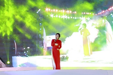 Mỹ Linh mặc áo dài cờ đỏ sao vàng hát mừng Quốc khánh